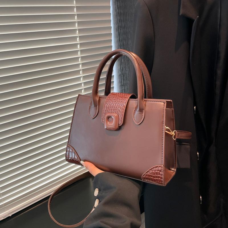 

High-value fashion handbag spring new niche design versatile shoulder messenger bag small square bag темно-коричневого