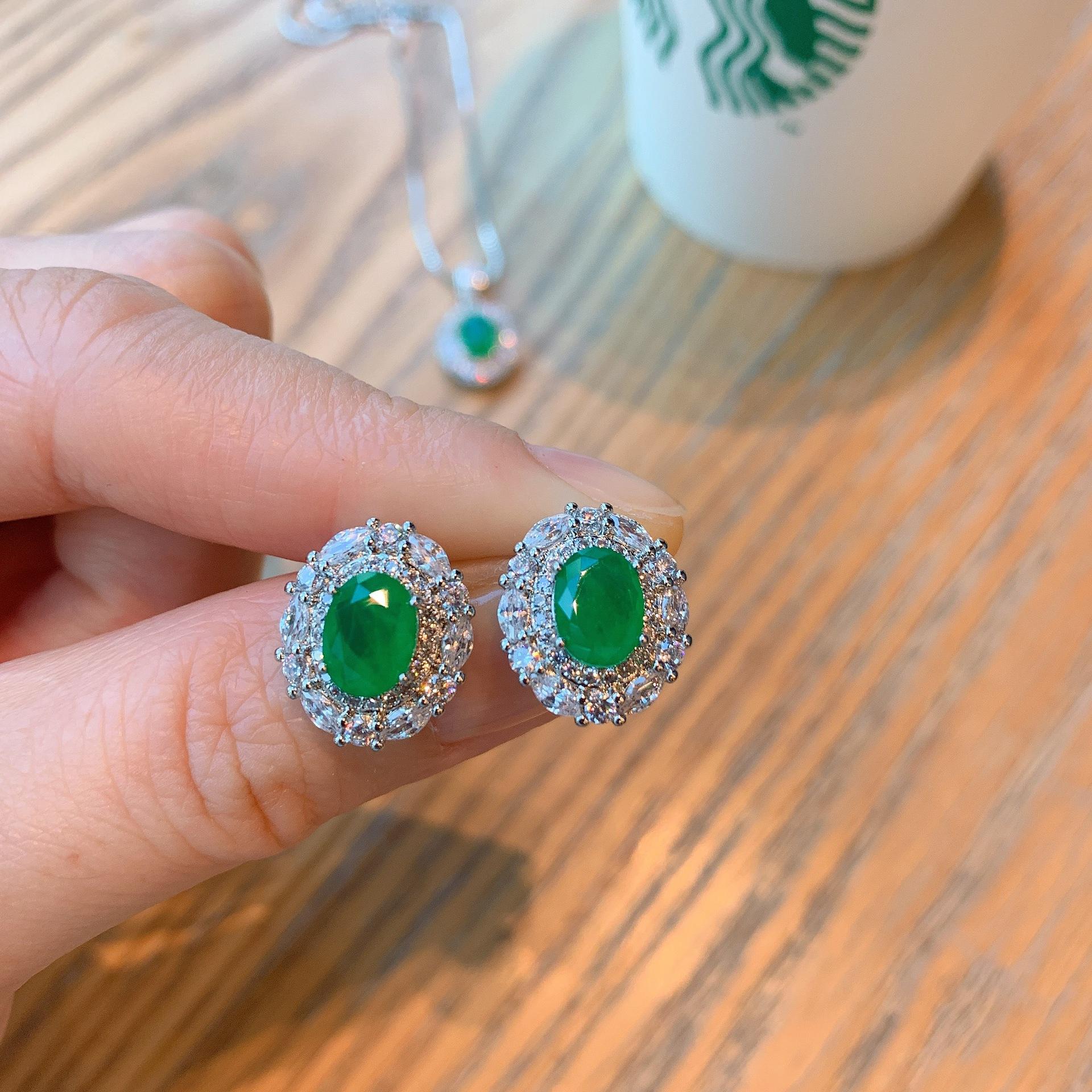 

Комплект из двух украшений: ожерелье, серьги, серебряная игла S925, изумруд