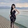 Heart-fluttering Vacation Style, Sweet and Spicy High-slit Waist-cinching Floral Dress, Pure and Alluring Beach Photos