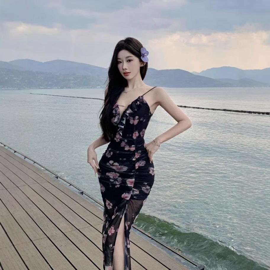 Heart-fluttering Vacation Style, Sweet and Spicy High-slit Waist-cinching Floral Dress, Pure and Alluring Beach Photos