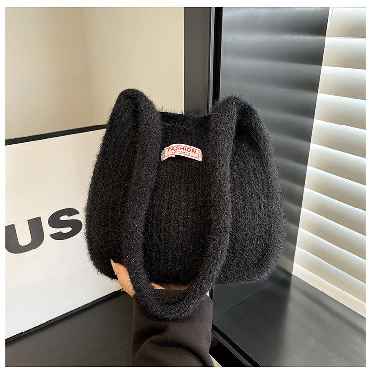 

2025 Handbag Women s Spring and Summer Versatile Solid Color Knitted Handbag Daily Fluffy Wrist Shoulder Bag чёрный