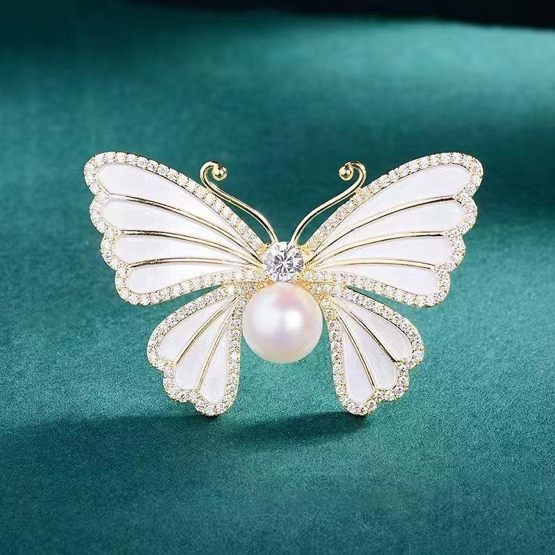 Elegant Pearl Butterfly Brooch: Luxury Pin for Women’s Suits and Clothing