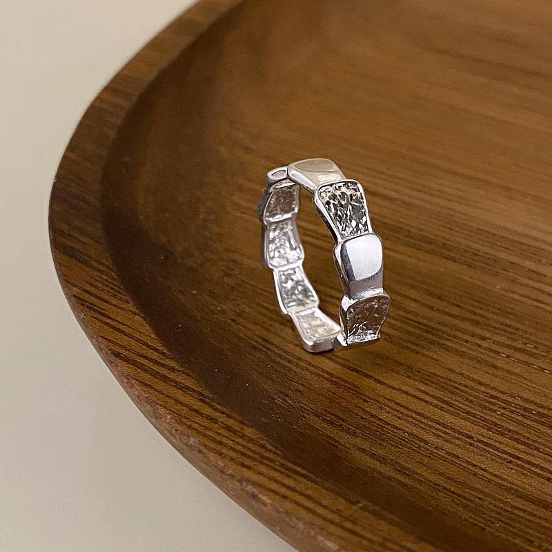 

Привлекательное и модное кольцо с чешуйчатым дизайном для женщин, регулируемое для идеальной посадки