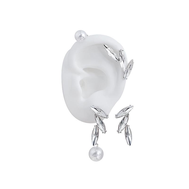 

Элегантный набор кафф для ушей из жемчуга «Серебряная игла» и серьги-пусеты с кристаллами