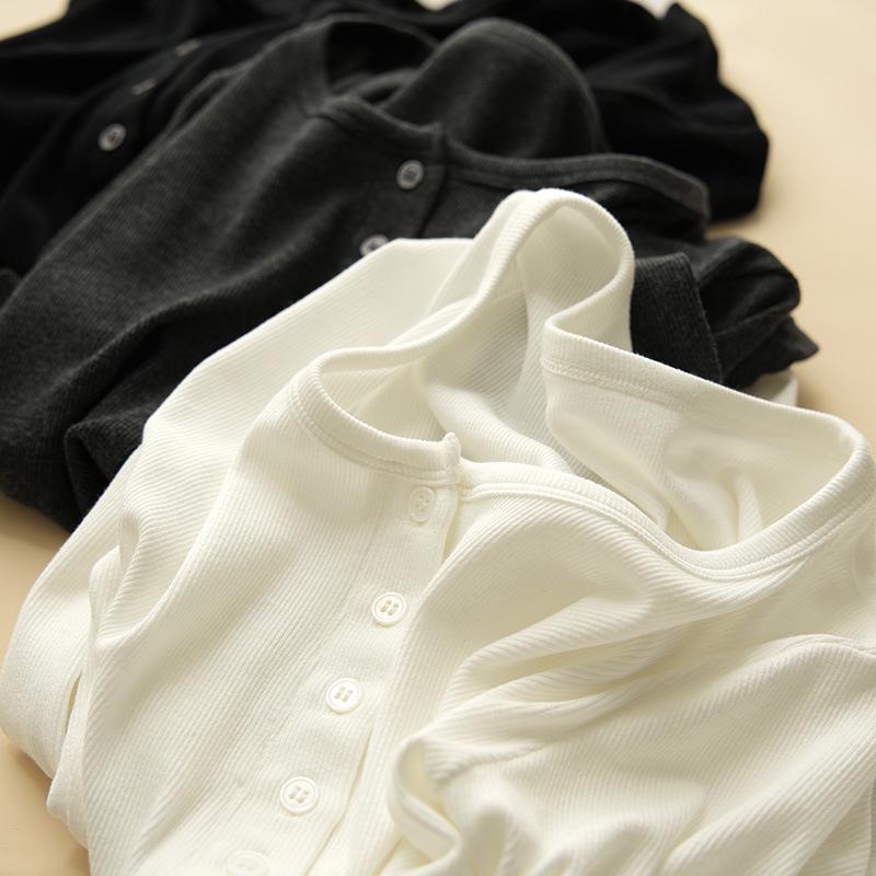 Damen Slim Fit Langarm Rundhals T-Shirt mit geripptem Henley-Kragen