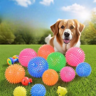Der Stachelball für Hunde ist bissfest, der geräuscherzeugende Ball macht ein Geräusch zur Selbstunterhaltung und gegen Langeweile, und der große Hunde-Ball quietscht.
