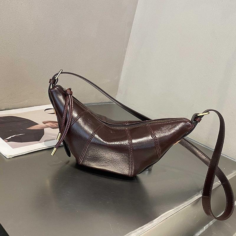 A High-end and Niche New Moon Commuter Bag Made of Cowhide Dumplings and Horns