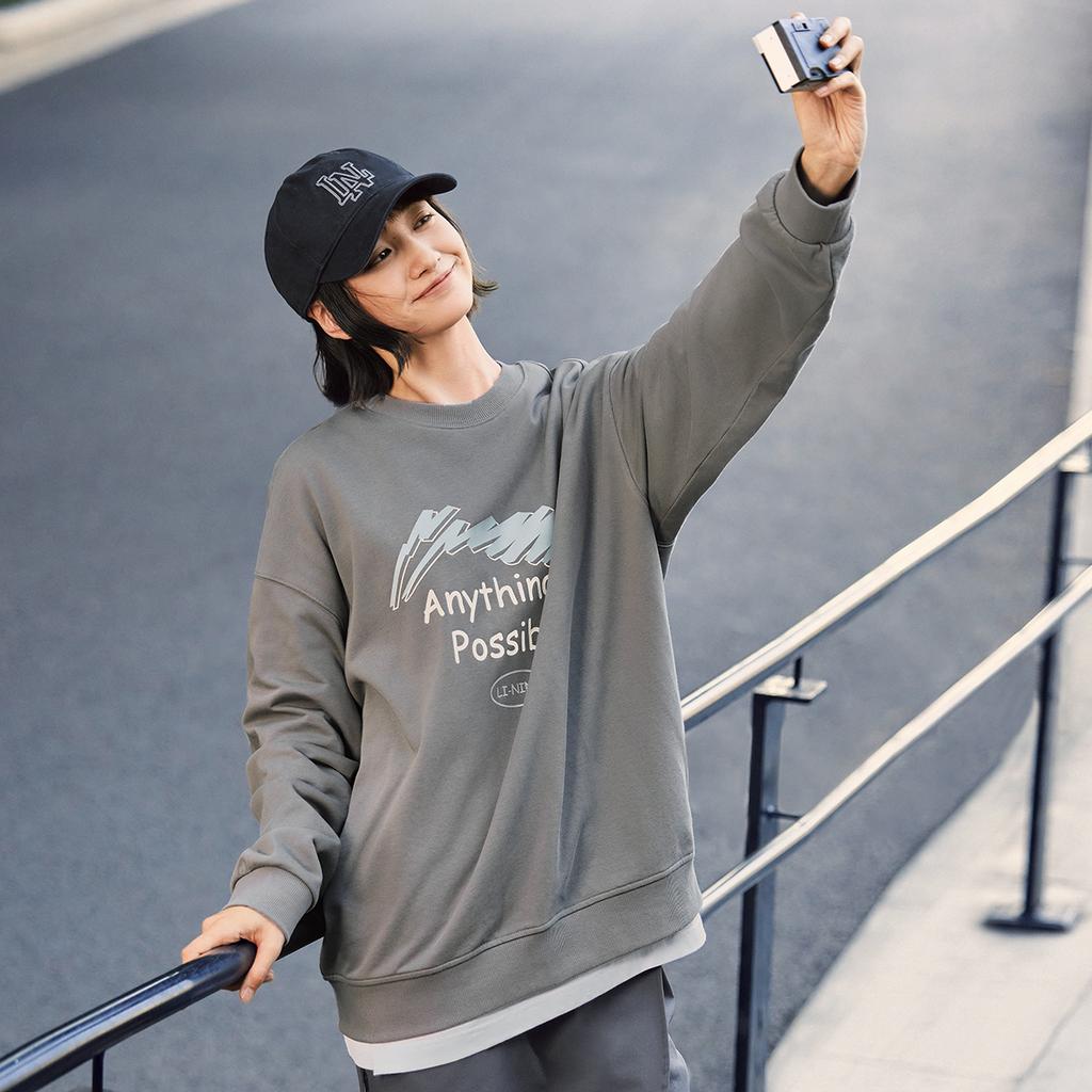Li Ning Sports Fashion Series Comfortable Casual Letter Print Loose Round Neck Sweatshirt Unisex sweatshirt Asphalt-Gray AWDUE93-4