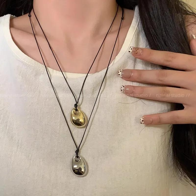 Collier Corde Cuir Noir Minimaliste Femme Automne et Hiver Simple Mode Pendentif Métal Irrégulier Chaîne Pull Longue