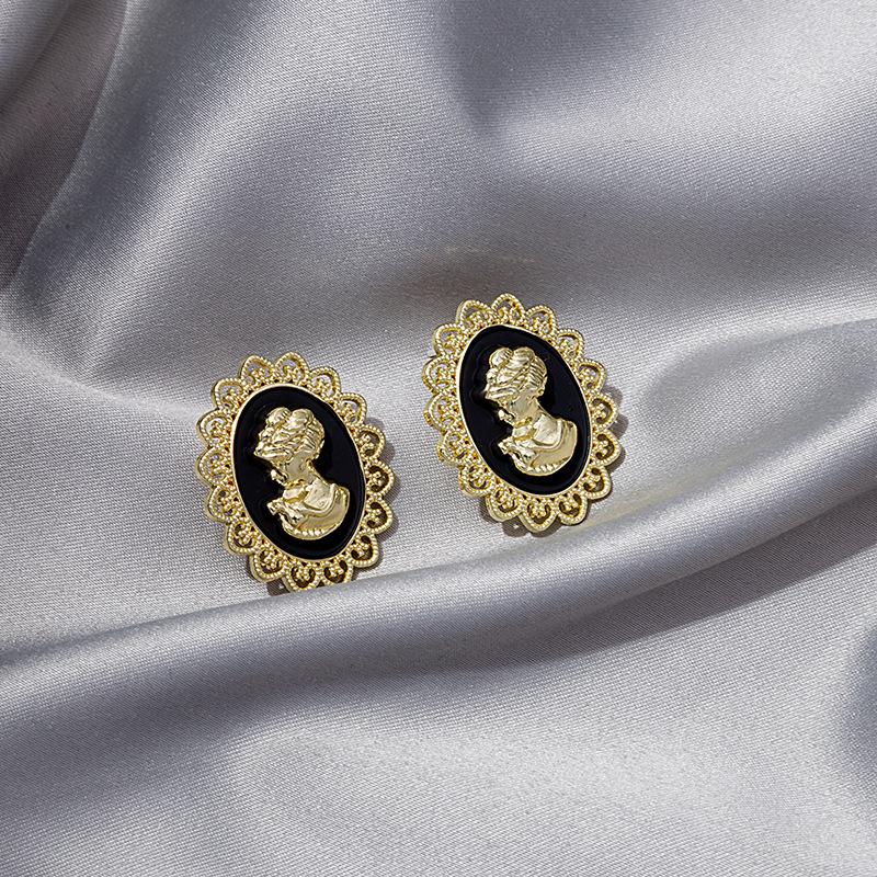 Wind Retro Relief Beauty Stud Earrings Tide Metal Lace Earrings French Celebrity Earrings