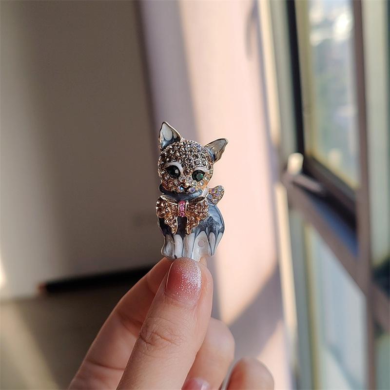 Cute Luxury Enamel Cat Brooches for Women Fashion Rhinestone Elegant Kitty Brooch Pin Crystal Animal Pins Jewelry Accessories
