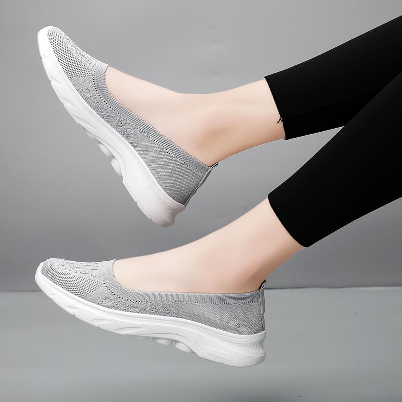 Old Beijing cloth shoes women's flying knitting one-pedal flat-soled mother shoes