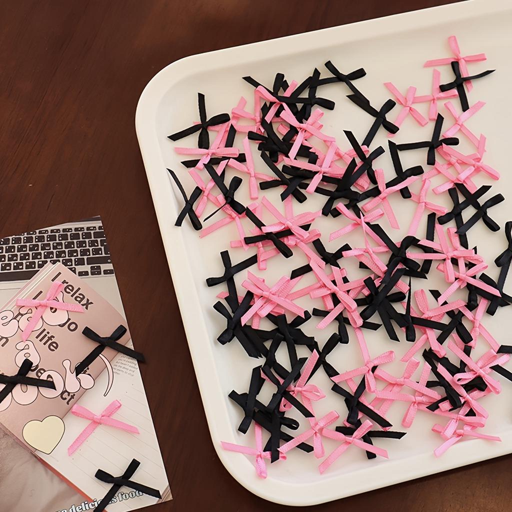 100 sztuk Mini kokardek z wstążki w różnych kolorach Urocze akcesoria do rękodzieła DIY do pakowania prezentów i dekoracji