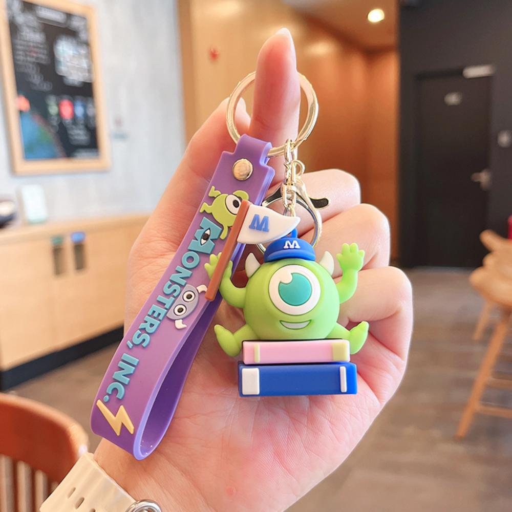 Sada klíčenek Monsters University, Klíčenka s figurkou Mikea a Sulleyho z PVC, Klíčenka s postavou z filmu Pixar pro tašku, Batoh, Dárek