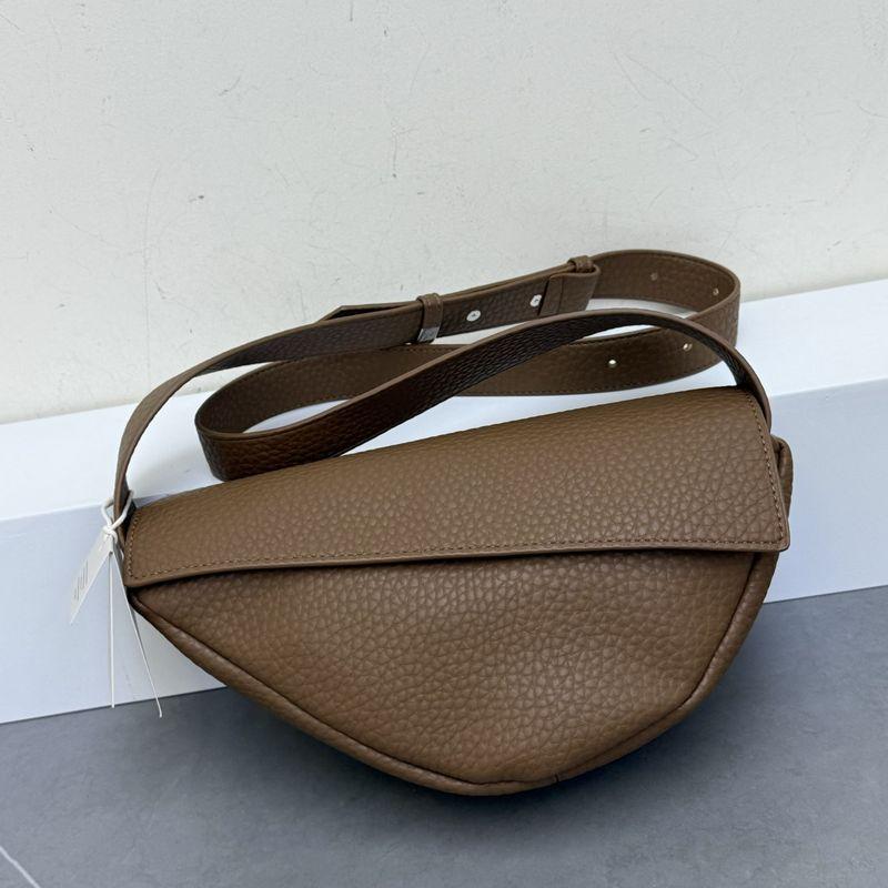 

Нишевая асимметричная сумка под мышкой с мягкой текстурой и узором личи Mocha Mousse