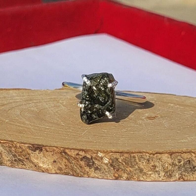 

Кольцо ручной работы из цельного серебра 925 пробы с драгоценным камнем молдавит, эффектное женское кольцо, подарок для нее. зелёный