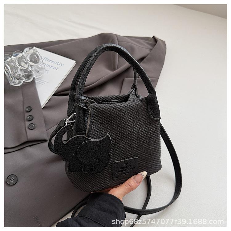 

Korean version ins trendy fashion bucket bag women s 2025 spring simple and versatile shoulder bag high-end casual women s bag чёрный
