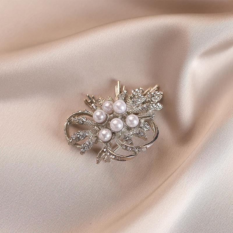 Retro Pearl and Diamond-encrusted Brooch for Women, A Niche and Light Luxury Flower Brooch