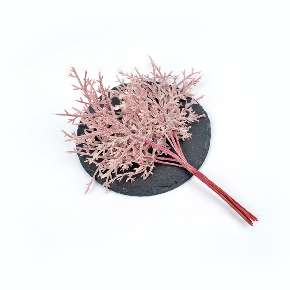 Glänzender Weihnachtsgras-Zweig mit glitzernden künstlichen Kiefernnadeln