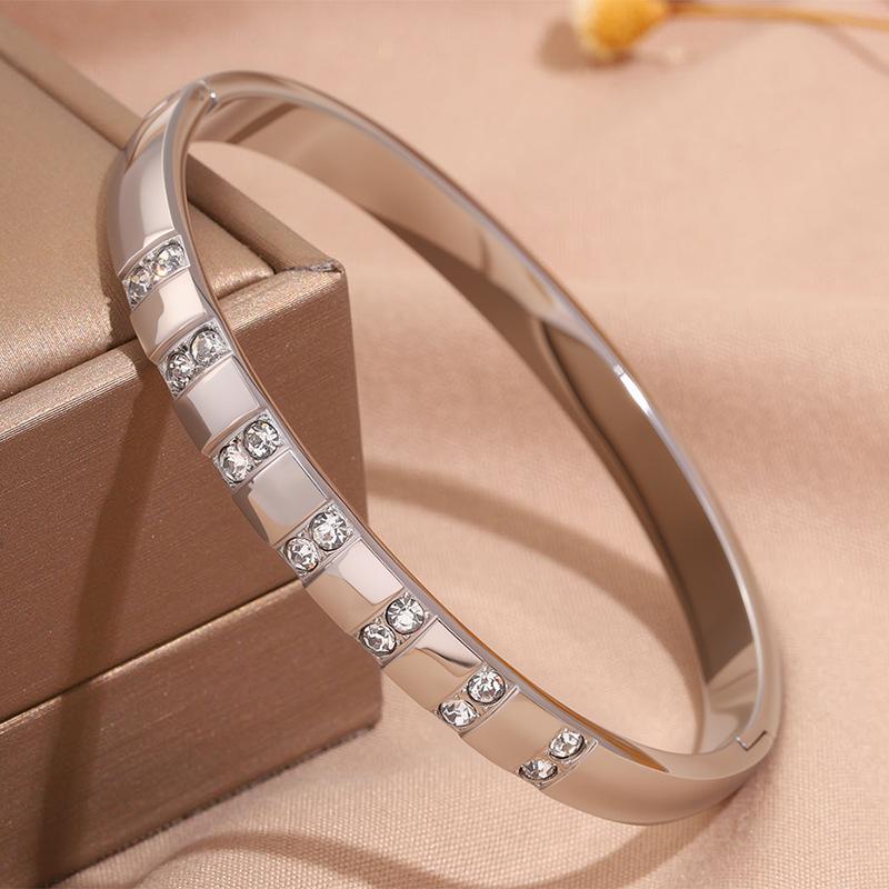 Hot-selling titanium steel bracelet, girls' high-end sense of fashion, popular light luxury in Europe and the United States, Gypsy star love diamond