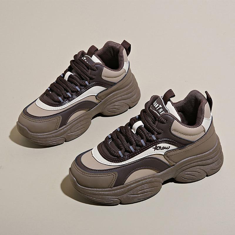 

Невысокий мужчина увеличивает рост и показывает ноги, спортивная обувь - нескользящая и легкая повседневная обувь, женские кроссовки на платформе в стиле «папа» новая весна 2025 40 коричневый