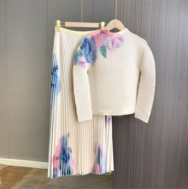 2025 Autumn Women's Fashion: Pleated Tops and Skirts Two-Piece Suit