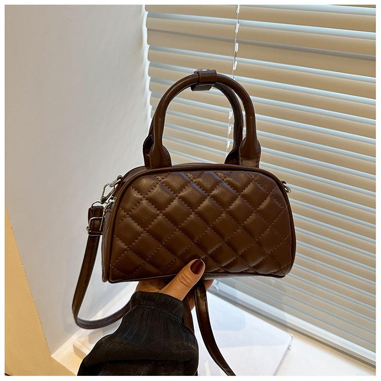 

Solid color diamond 225 summer embroidery thread new fashion texture crossbody portable shoulder pillow bag women коричневый