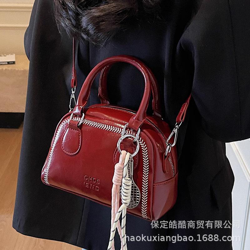 Premium sense niche bag women's autumn and winter versatile 2025 new messenger bag fashionable retro portable work small bag