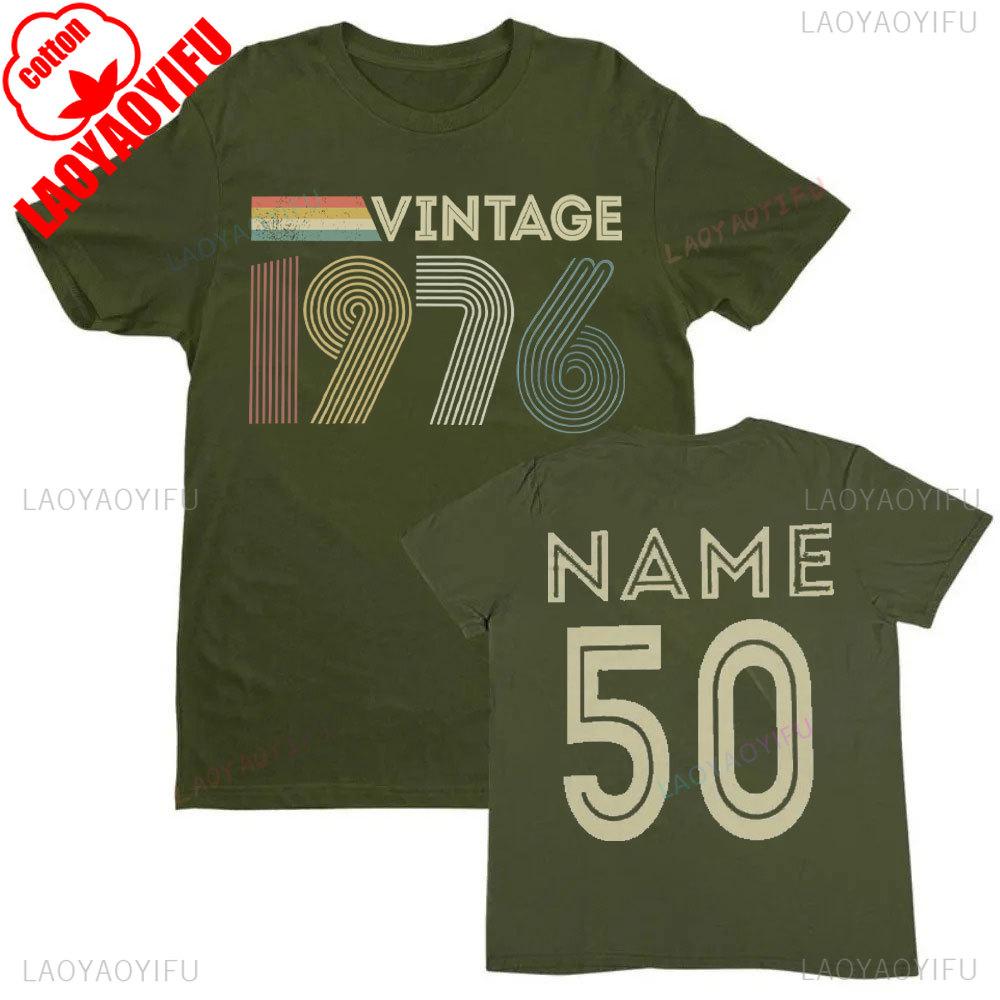Koszulka na 50. urodziny z 1976 roku z personalizacją na 2026 rok. Pomysł na prezent z własnym imieniem. Letnie, oddychające koszulki. Nostalgia, retro.