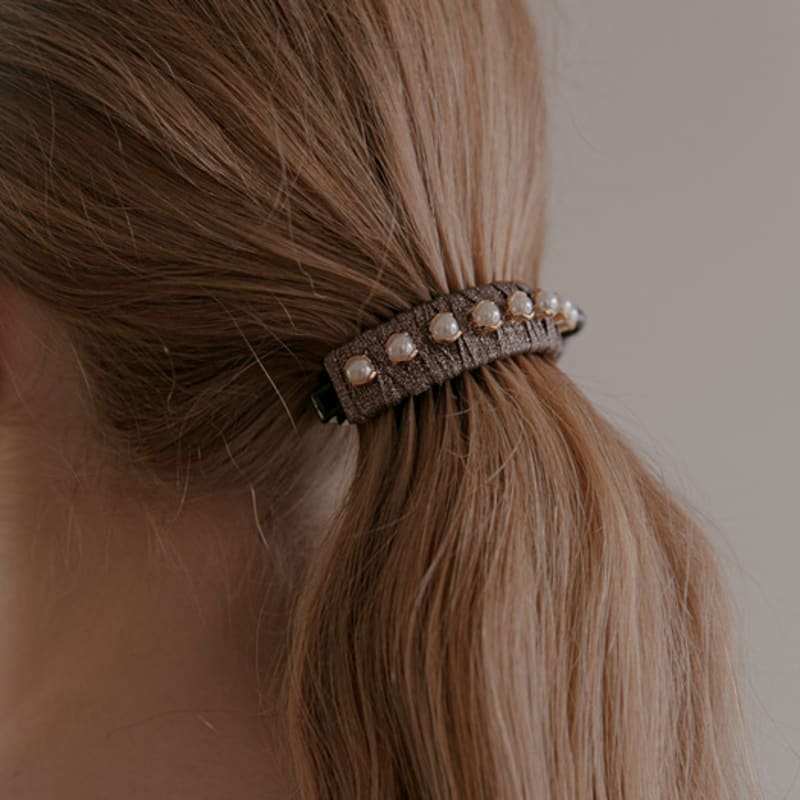 Jean Paul Clarisse Tay Pearl Crescent Banana Pin LFPT0754