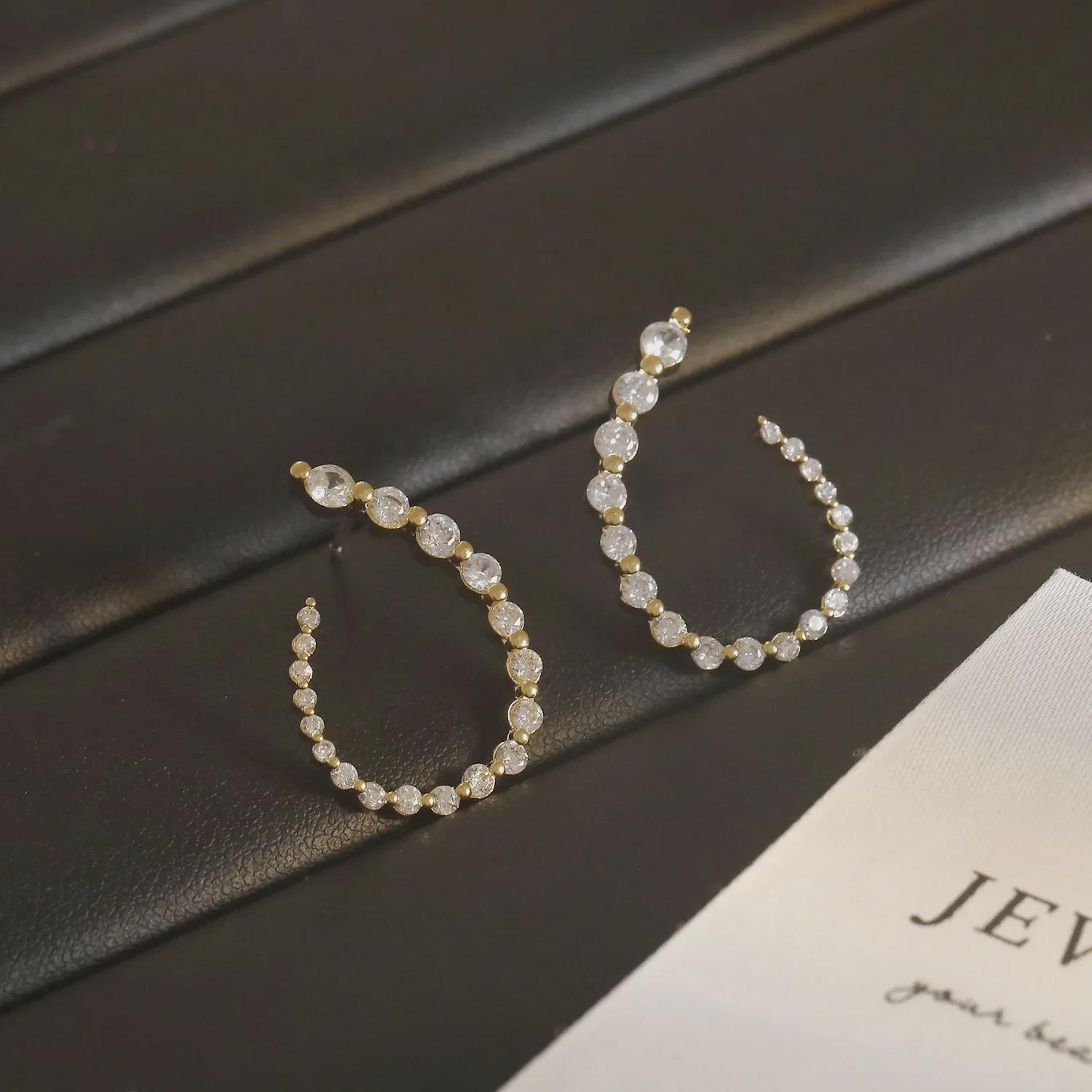 

Элегантные геометрические овальные серьги с градиентным цирконием