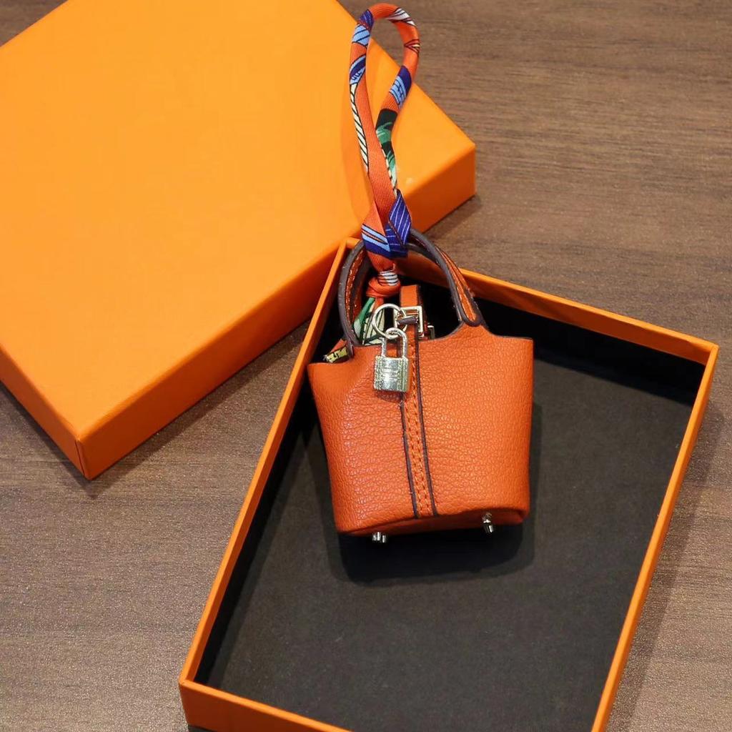 Mini vegetable basket bag pendant high-end leather car keychain earphone bag creative car pendant wholesale