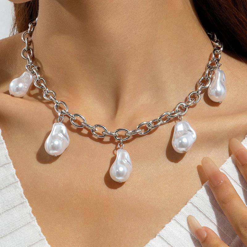 

Accessories, chains stacked with niche geometric balls, personalized necklaces, chok exaggerated necklaces.