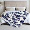 1 Stück blau-weiß gestreifte Flanelldecke mit Wellenmotiv, weich, geeignet für Sofa, Bett, Büro, ganzjährige Nutzung.