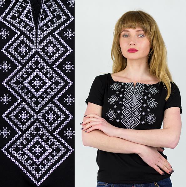 T-shirt feminina com bordado de ornamentos ucranianos.
