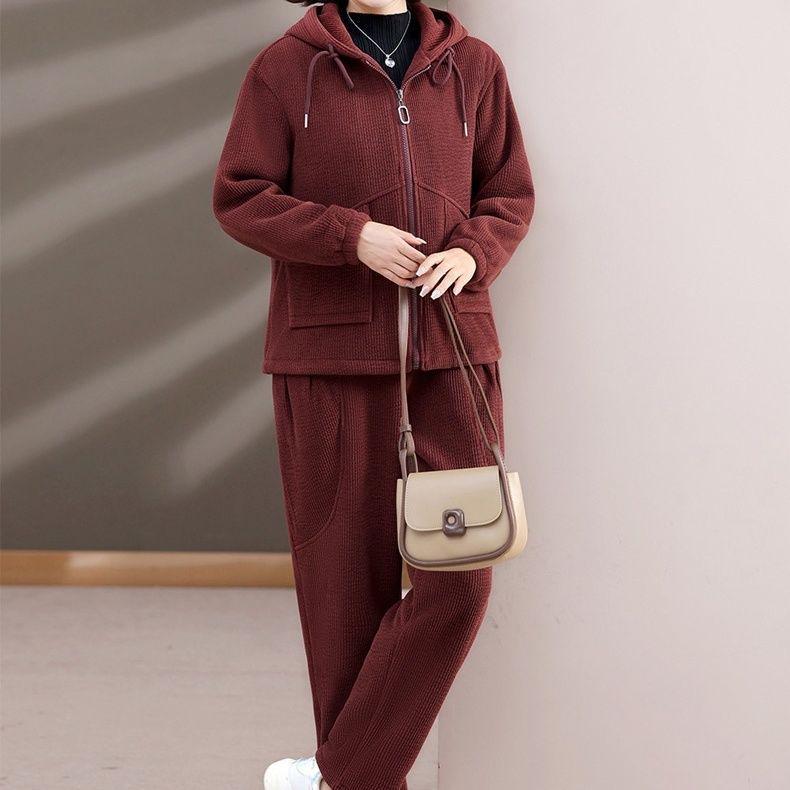 Stylish High-Grade Velvet Casual Sports Suit for Moms: 2025 New Autumn/Winter Two-Piece Set for Middle-Aged & Elderly