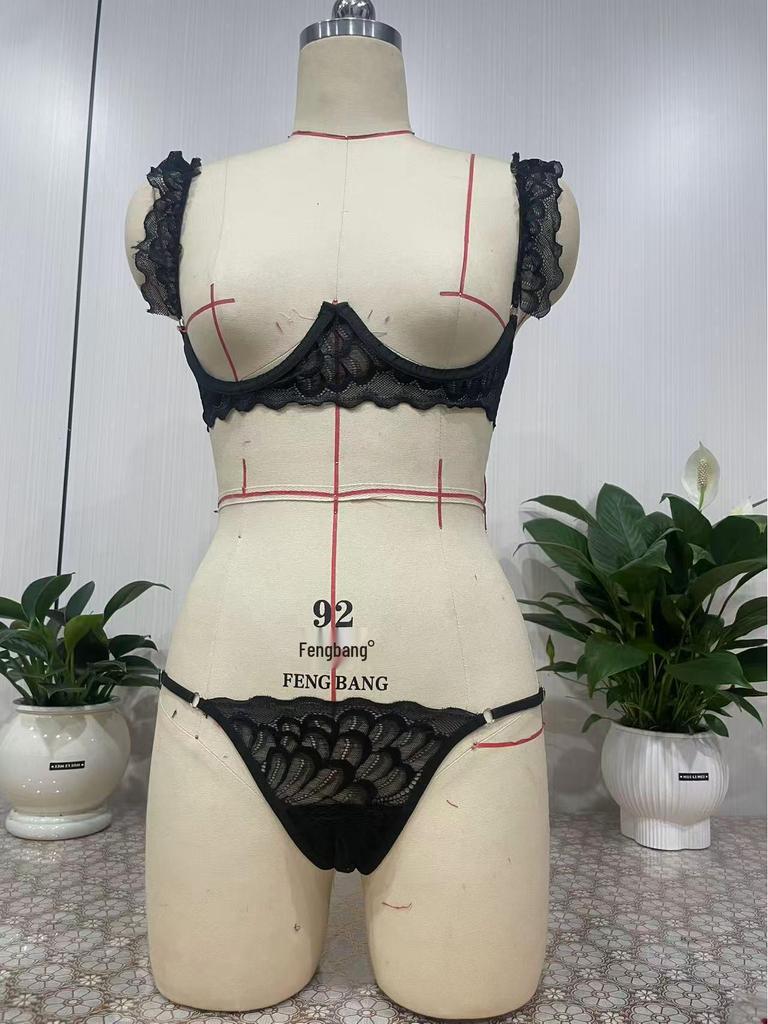 Blumen-Spitzen-Dessous-Set ohne Schritt: Zweiteiler mit Nippel-Enthüllung und sexy Cut-Out-Design