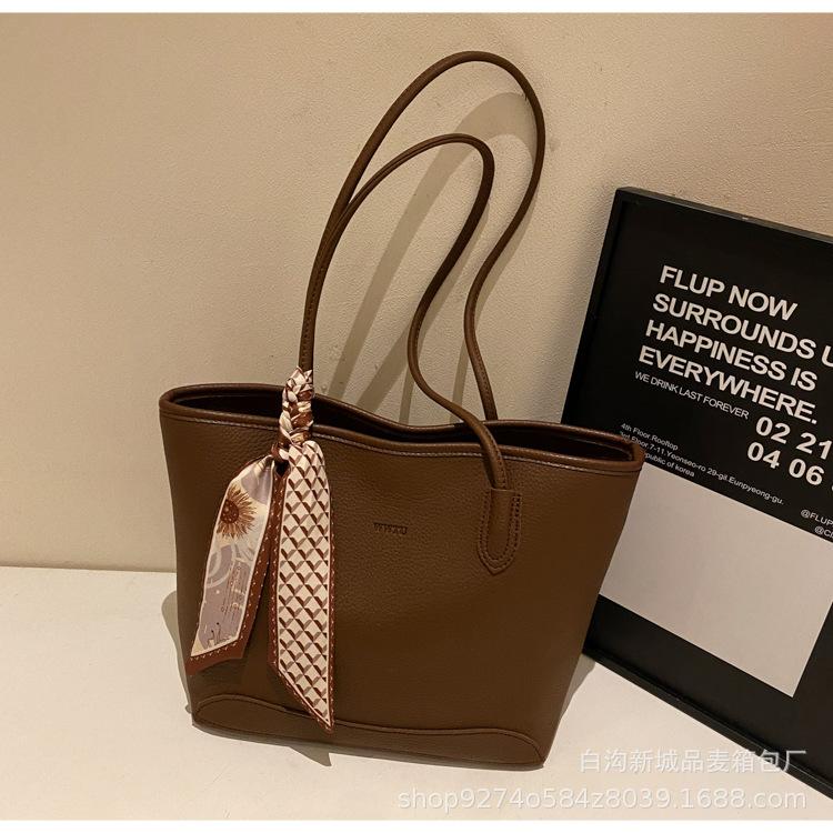 

Retro commuter large-capacity bag 2025 new women s bag popular foreign style shoulder bag slack underarm tote bag темно-коричневого кольору
