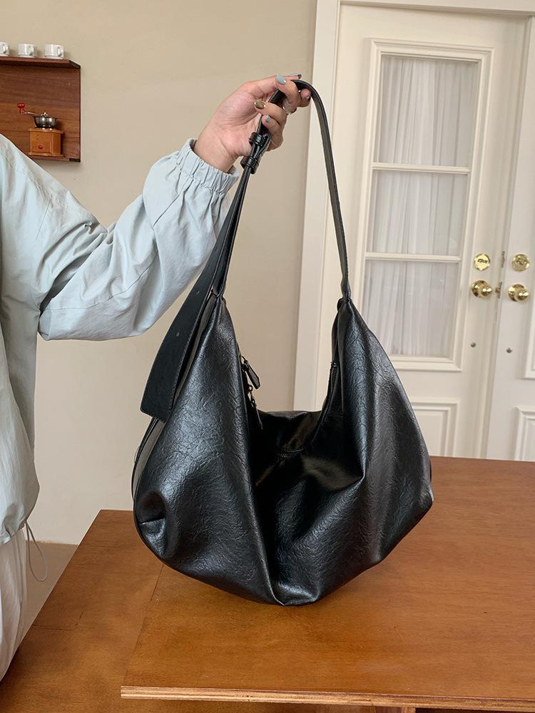 Japanese-Style Large Capacity Soft Leather Croissant Crossbody Bag for Women - High-End Autumn/Winter 2026 Shoulder Tote