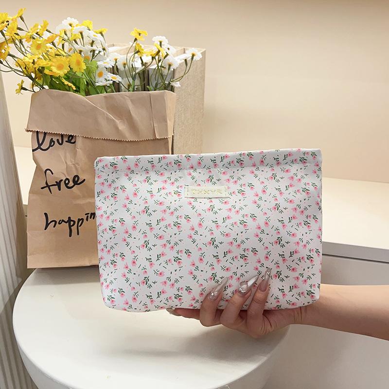 

Милая косметичка с цветочным принтом, черно-белая в полоску, большая вместимость, дорожная, портативная, для хранения макияжа, косметичка, клатч, подарок