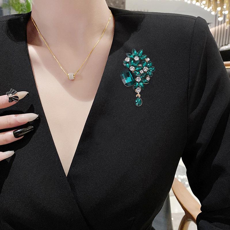 SKEDS Exquisite Women Girls Fashion Luxury Rhinestone Pendant Brooches Jewelry Vintage High Quality Shiny Boutique Badges Pins