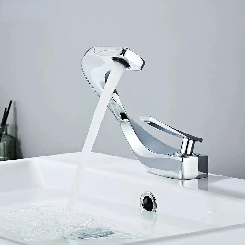 Rubinetto per lavabo da bagno in ottone Acqua calda e fredda Rubinetti per lavabo Creativo Lussuoso Rubinetto per lavabo Montaggio a ponte Torneira Banheiro Vintage