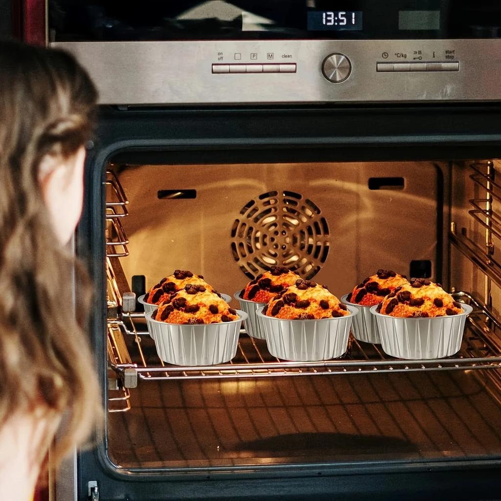 50 de bucăți de ramekinuri de unică folosință cu capace - Mini forme de copt din folie de aluminiu premium pentru brioșe - Accesorii perfecte pentru tacâmuri de petrecere