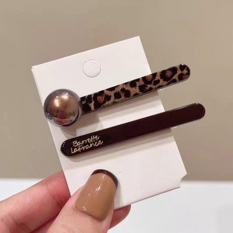 Korean Leopard Print Pearl Duckbill Hair Clip - Fashionable and Versatile Hair Accessory.