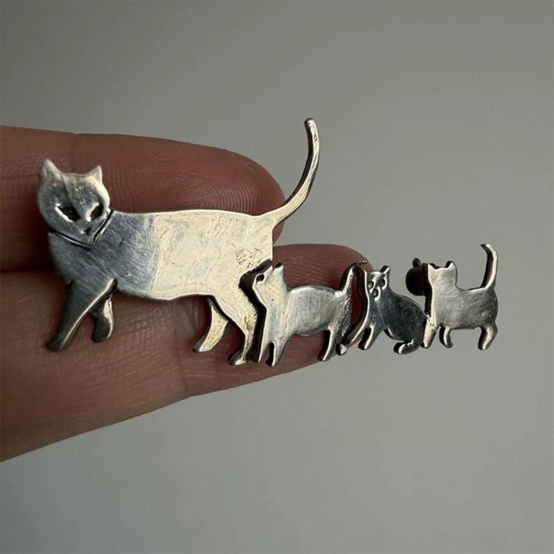 Adorable Cats Family Brooch Elegant Alloy Animal Pin For Casual Outfits And Formal Wear Gift For Cats Lovers