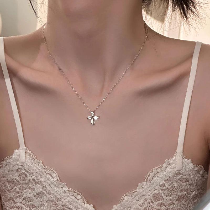 Women's Light Luxury Niche Design Flower Pendant Temperament High-end Collarbone Chain