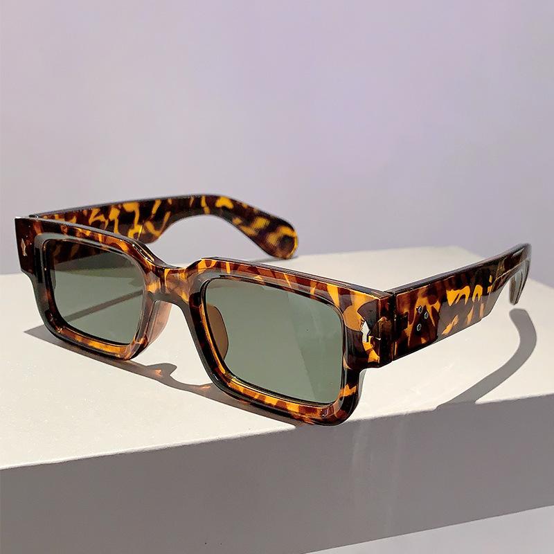 

Vintage Fashion Square Sunglasses Women For Men Male Luxury Brand Designer Sun Glasses Punk Popular Classic Rivet Shades