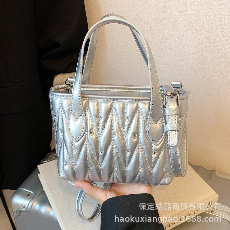 

This year s popular bag women s 2025 new trendy fashion high sense versatile shoulder messenger bag hand carrying bucket bag белый