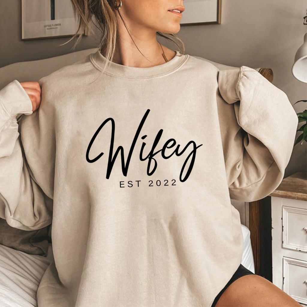 Customized Wifey Est 2022 Sweatshirt Engasjement Sweatshirt Brudedusjgave Personlig brudegave New Wife Hettegensere Pullover