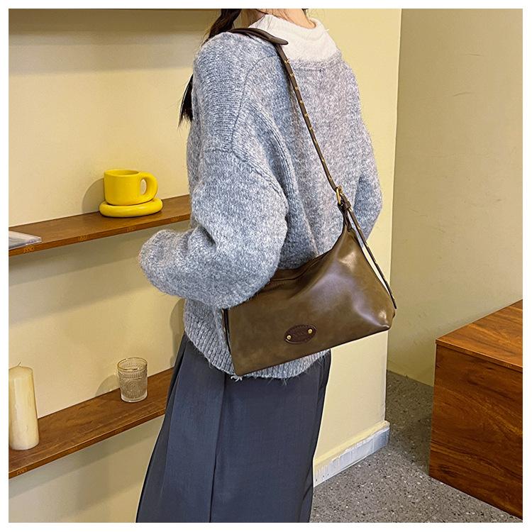 Retro fashion underarm bag women's new 2023 autumn and winter simple versatile tote bag high-end commuter shoulder bag